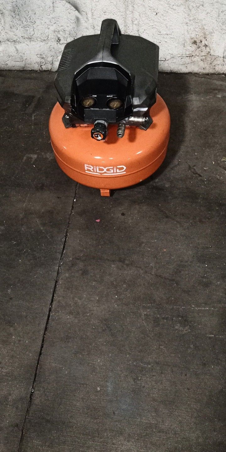 Ridgid 6 gallon  150 psi  pancake portable electric air compressor in excellent condition like new