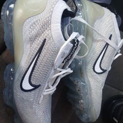 Nike Vapor Max Size 5.5Youth/ 7.0 Women's 