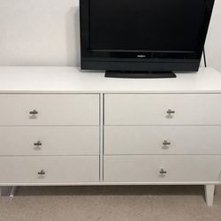 Modern White 6-Drawer Dresser – Like New