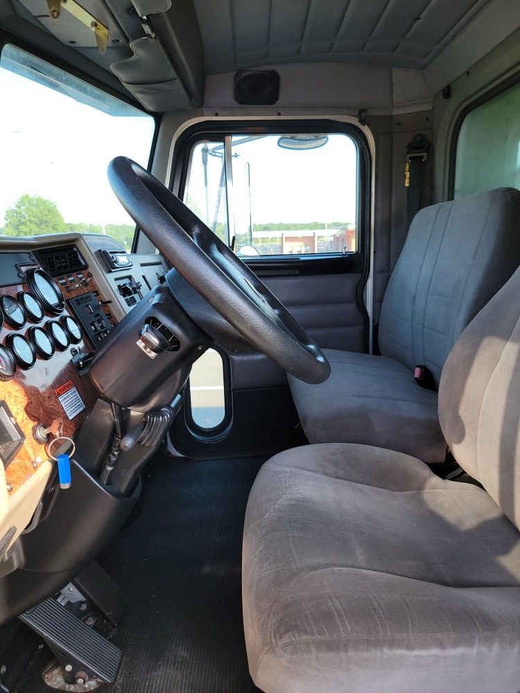 2004 Peterbilt 330