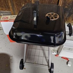 Charcoal grill Almost BRAND NEW. Used only once.