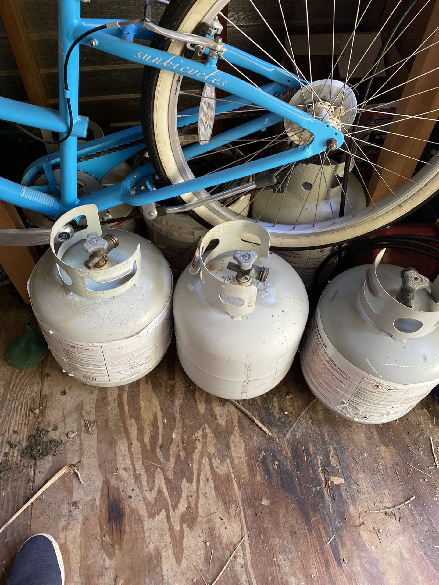 5 empty propane tanks. $10 each