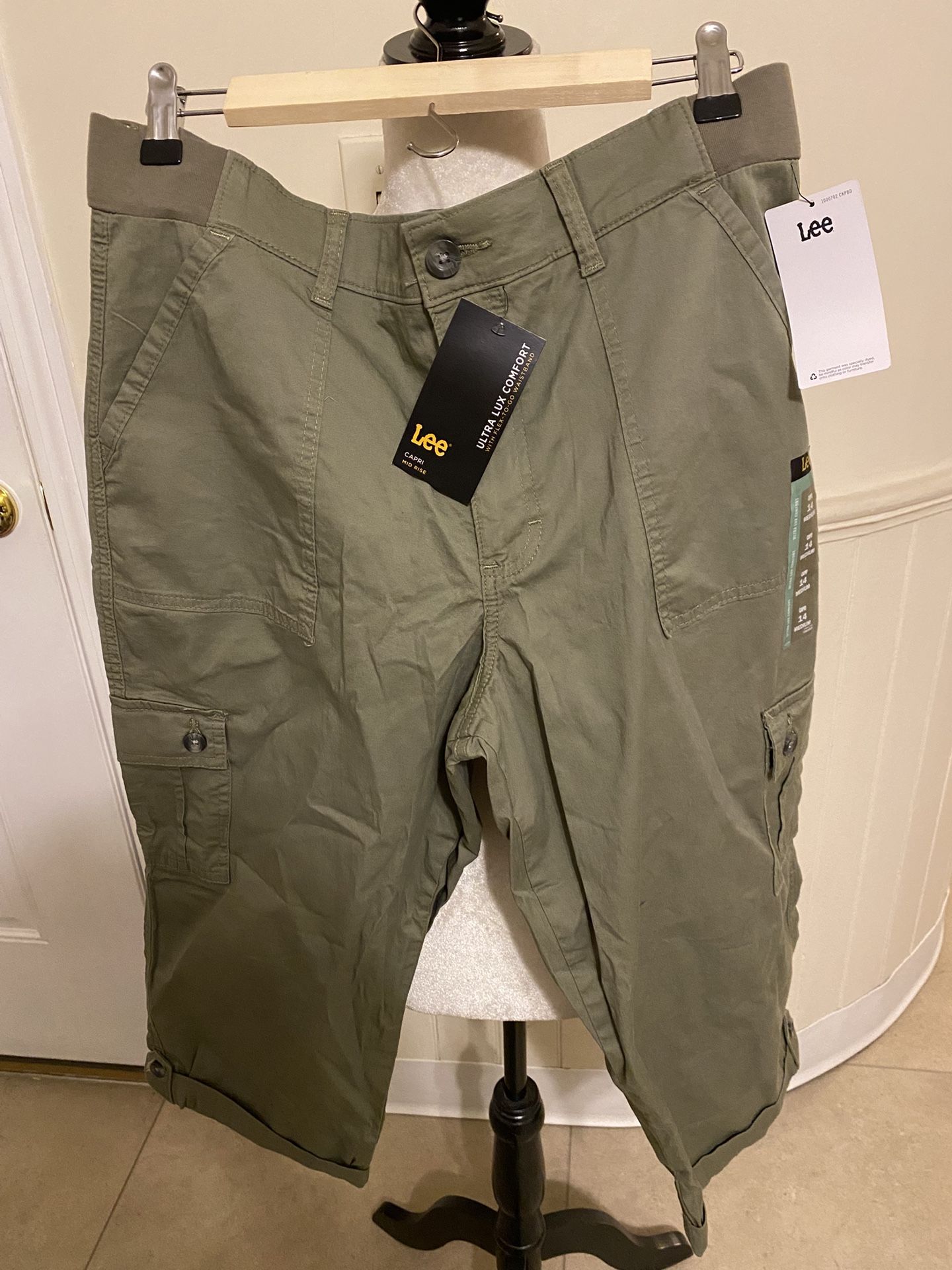 NWT Woman’s Lee Flex-To-Go Capri Size 14 M