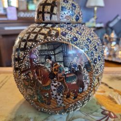  BEAUTIFUL VINTAGE OR ANTIQUE  JAPANESE  1900TO 1940  PORCELAIN  OR POTTERY  HAND PAINTED  SATSUMA VASE OR GINGER JAR 