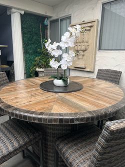 Beautiful fire pit with 6 barstools from Costco, in good condition; a few very small pieces of tile are missing—you can see this in the photos.