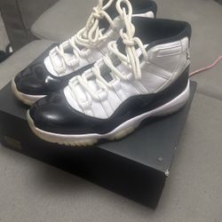 a little beat up with box size 9,0