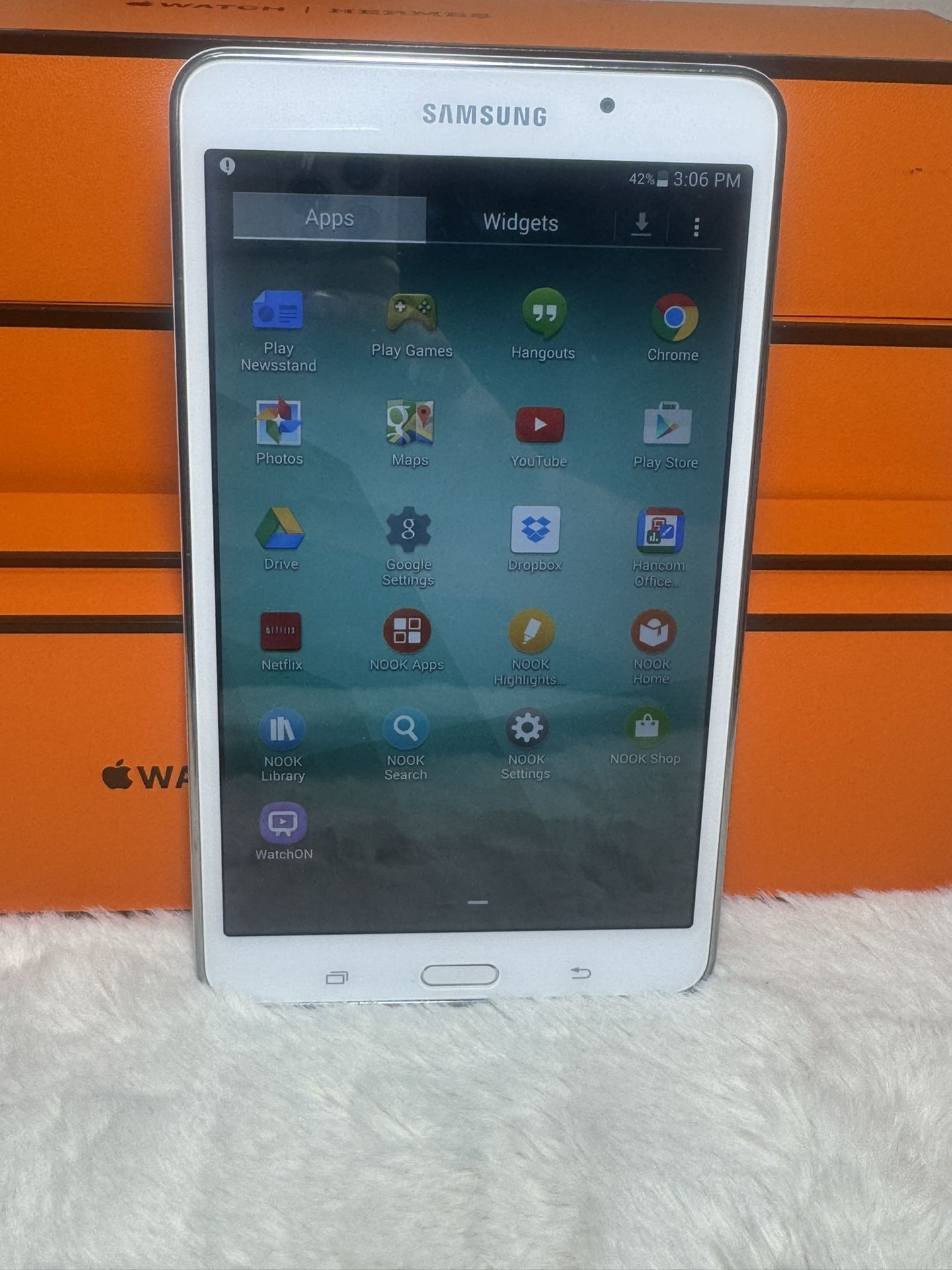 Samsung Galaxy Tab 4 8GB BAndroid Tablet  White. (Read)