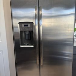 GE Stainless Steel Refrigerator Excellent Condition