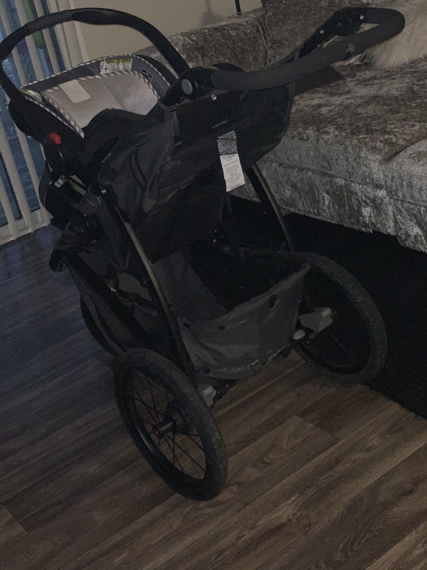 Graco Infant Click Connect Carseat & Jogger Stroller