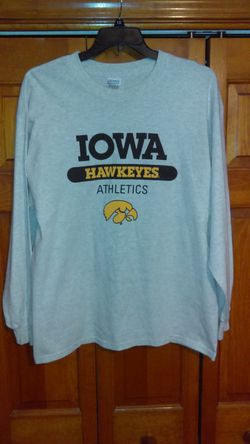 MENS XL IOWA HAWKEYES ATHLETICS SWEATSHIRT FROM GILDAN