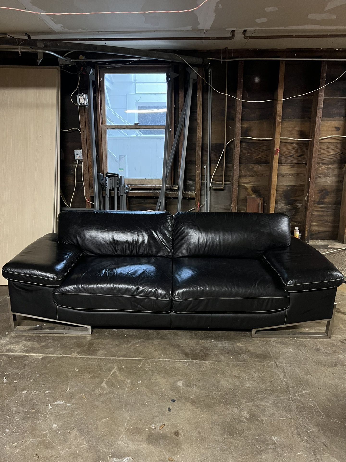 Beautiful Modern Leather Couch FREE Delivery
