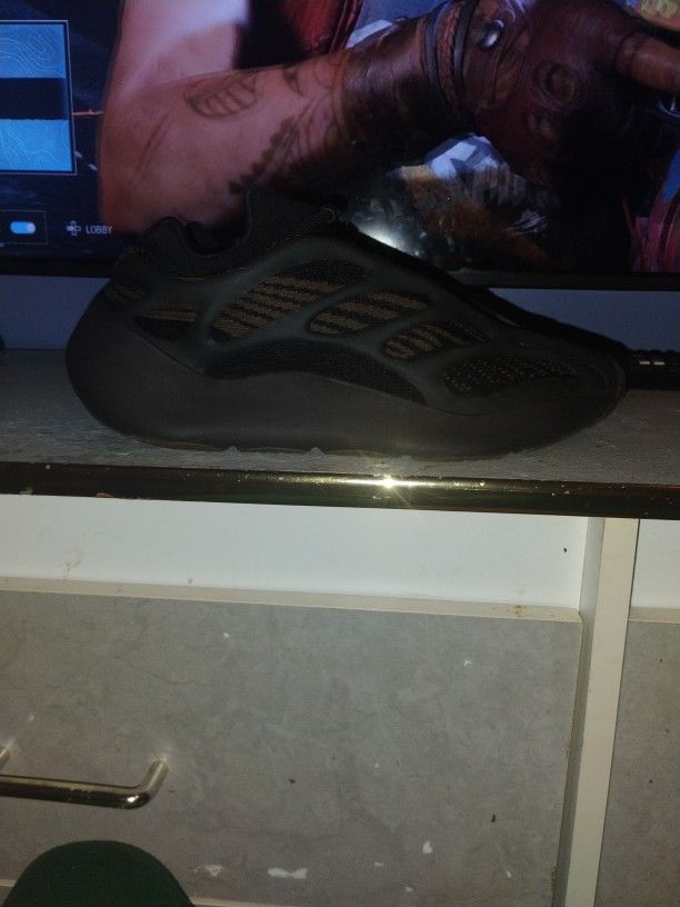 Yeezy 700 Clay Brown Size 10