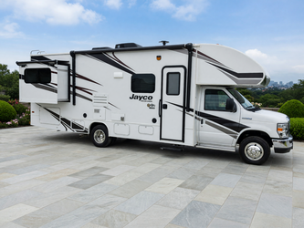 2018 Jayco Red Hawk Motor Home in excellent condition