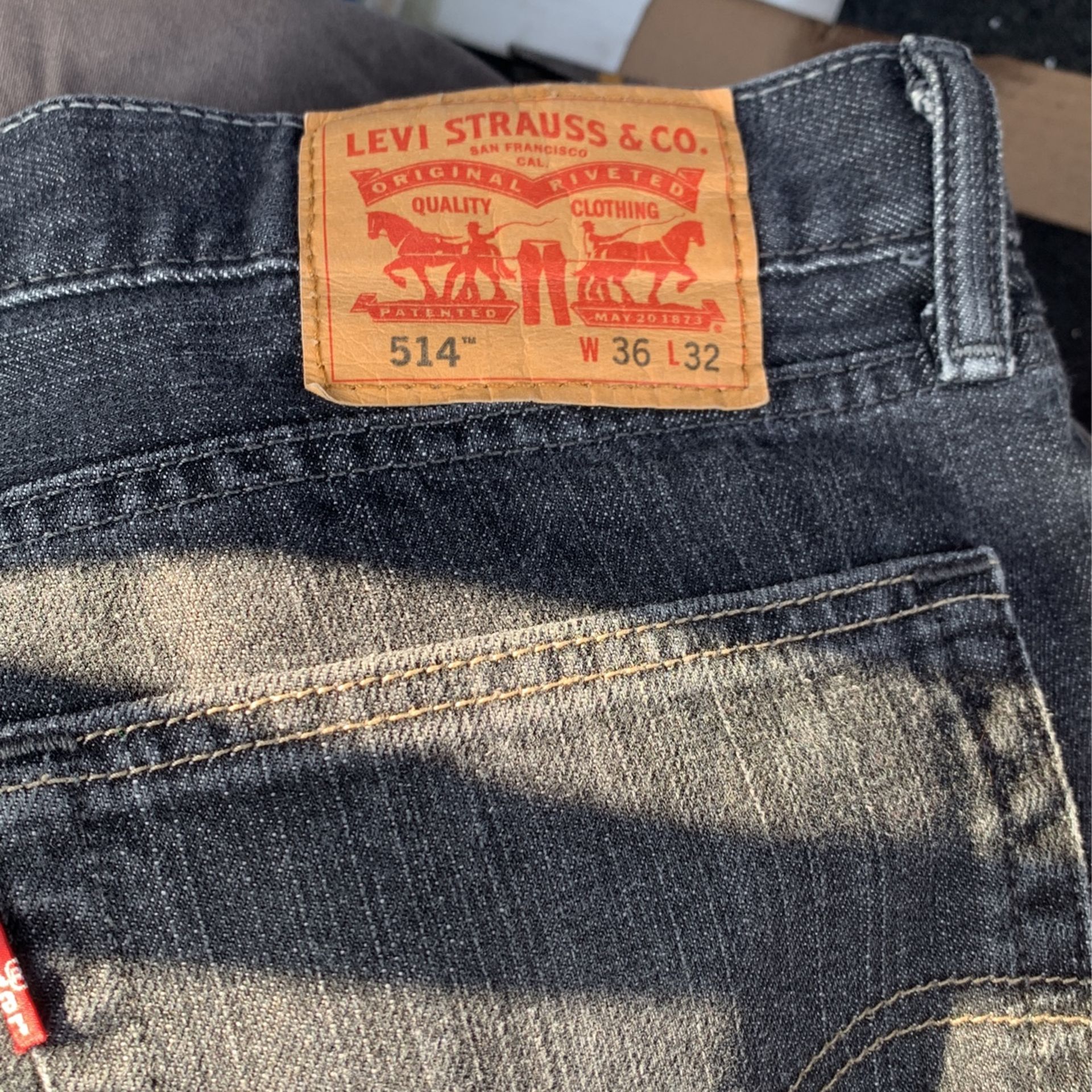 Like new Levi’s 514’s waist 36 length 32! Charcoal black