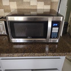 Oster Microwave 1100 Watts