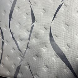 NISIEN Queen Mattress – 12” Hybrid Memory Foam (Never Used)