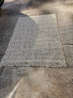 4.5 ft × 6.5 ft wool machine woven berberleopard / cheetah spot pattern
