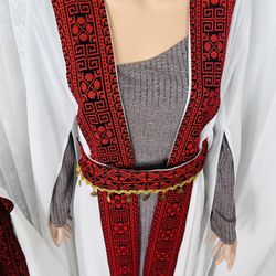 Stunning Royal Black & Gold Embroidered Bisht/Kaftan (Outer Piece Only) بشت ملكي مطرز أسود وذهبي فاخر (البيع للقطعة الخارجية فقط)