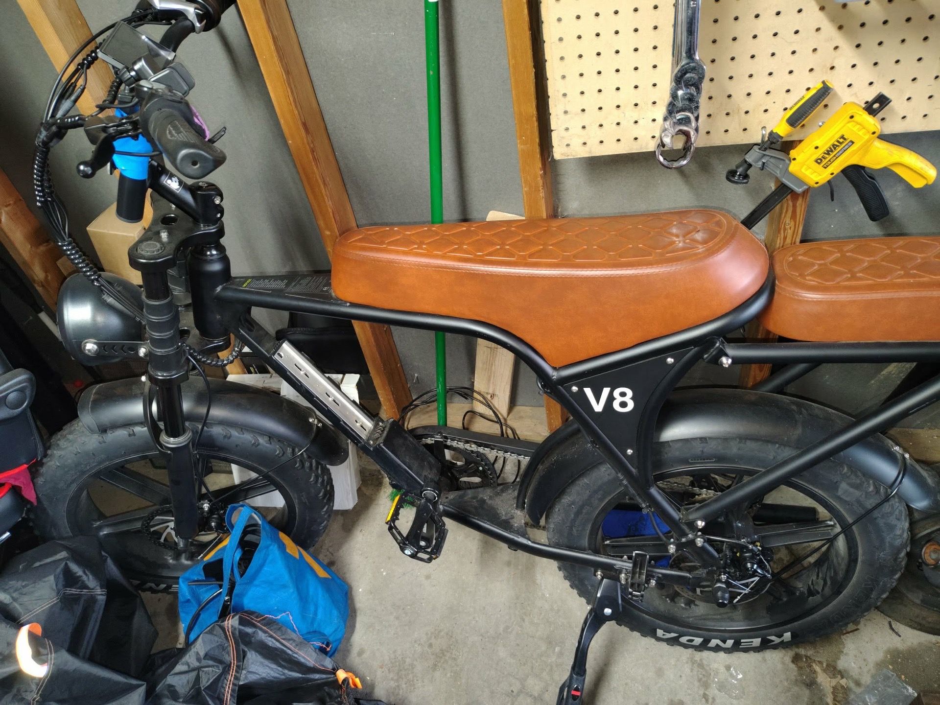 This is an OUXI V8 electric bike with fat tires and a brown seat