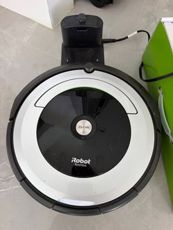 iRobot Roomba Robot 690 Vacuum with Charging Dock