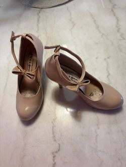 Elegant women’s closed-toe shoes