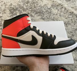 WMNS Air Jordan 1 Mid SE NEWSPRINT for Sale in Arlington, TX - OfferUp