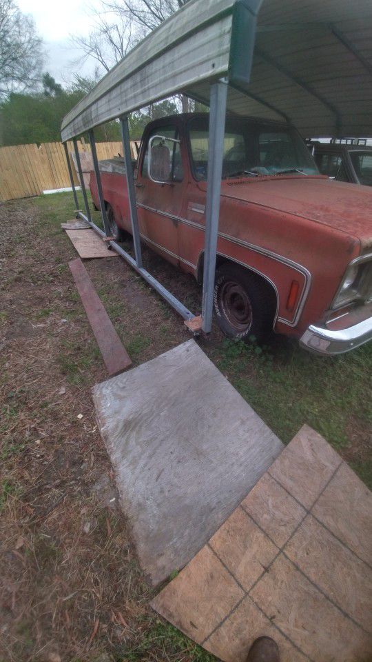 1972 chevy pick up ,good motor trans and new tires 