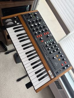 Behringer Poly D Synthesizer