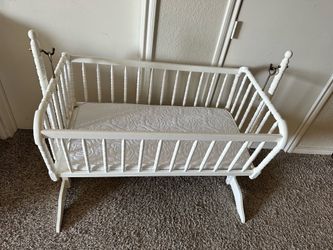 Wooden bassinet swinging