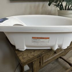 Aqua Scale Gen 3 Baby Bath – Tracks Weight & Water Temp!