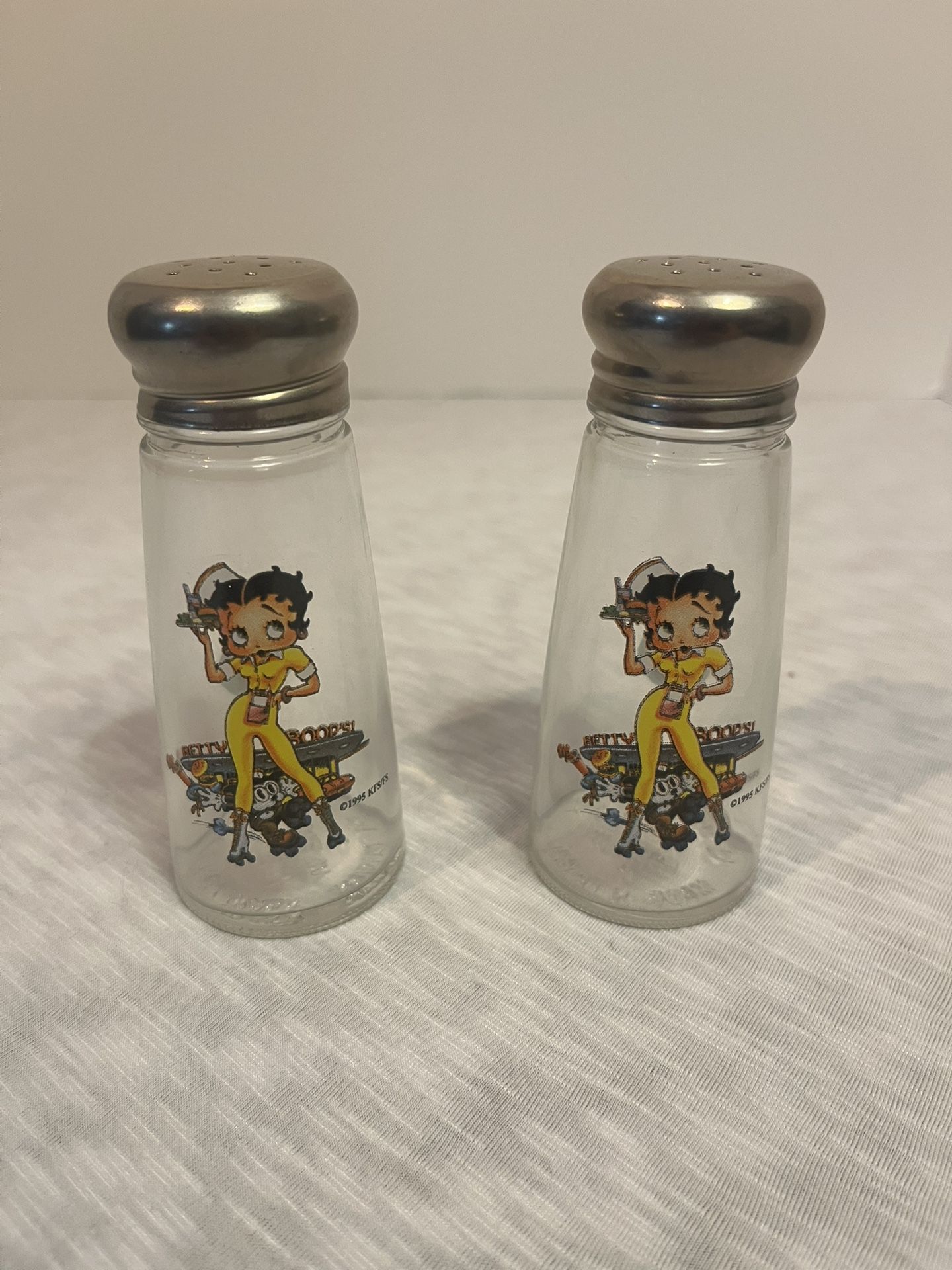 vintage 1995 Betty Boop salt and pepper shaker