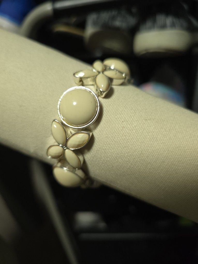 Liz Claiborne's Ivory Cream Colored CABOCHON Stretch Bracelet