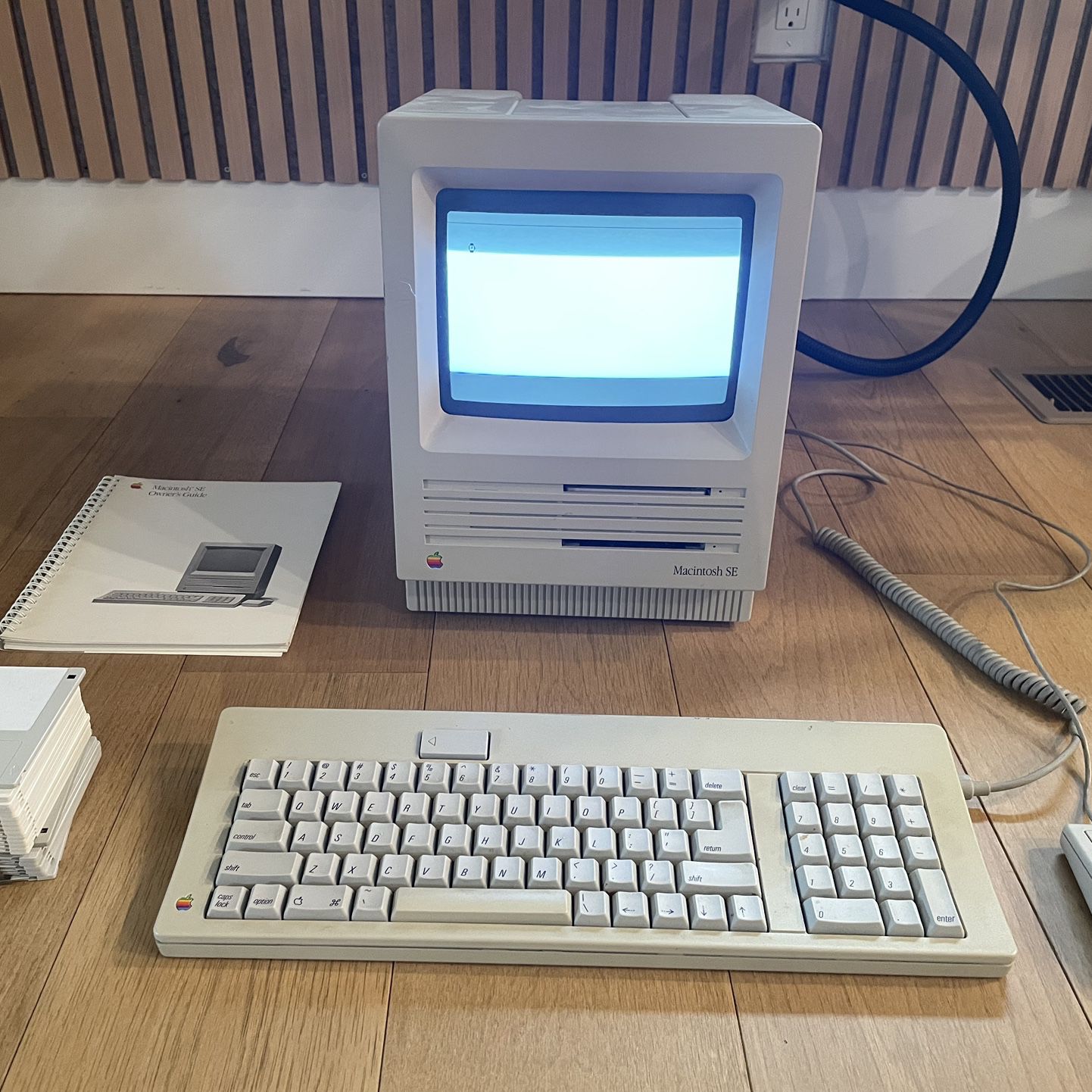 Vintage Apple Macintosh SE Model 5010 (1(contact info removed))