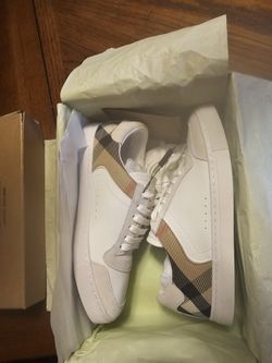 Burberry Authentic Sneakers. 