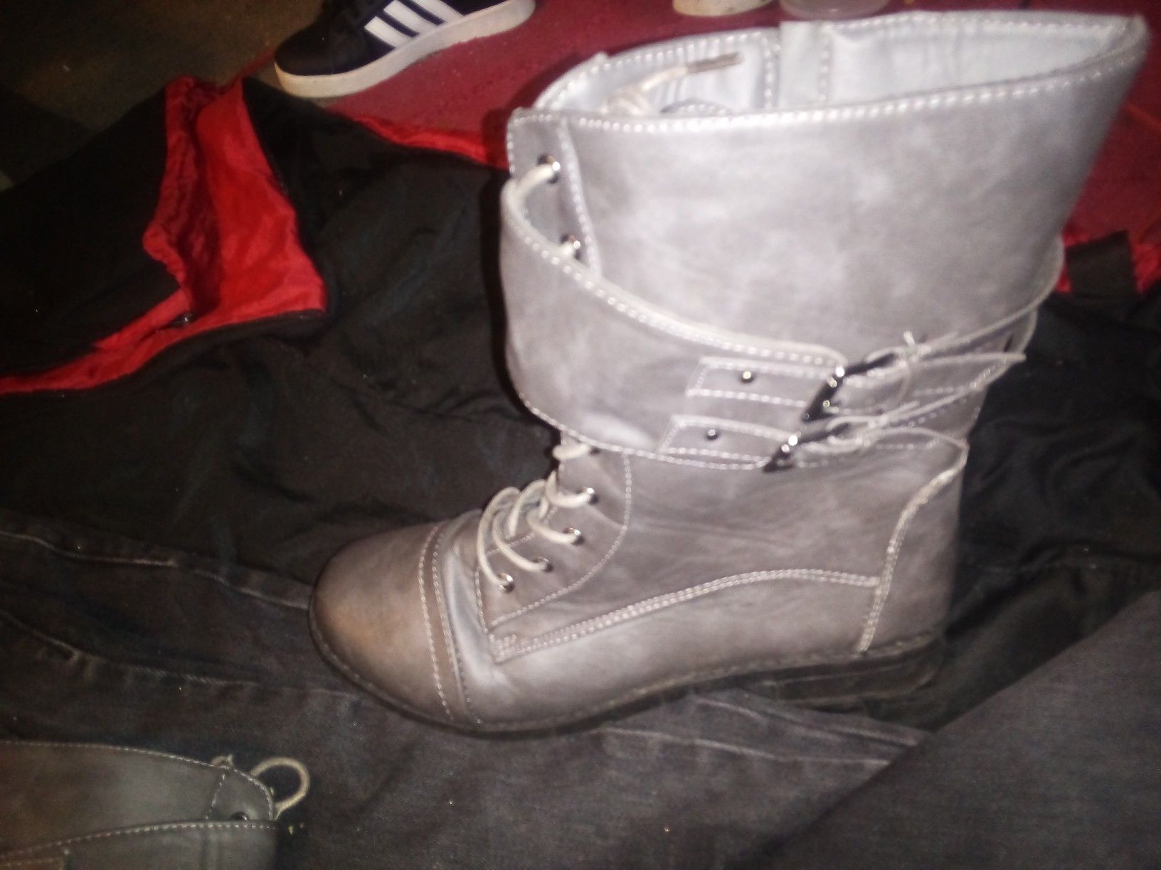 Size 10 boots 10$