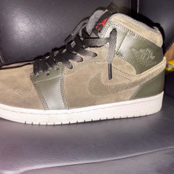 Air Jordan 1 Mid Sequoia Size 9.5 Has No Box