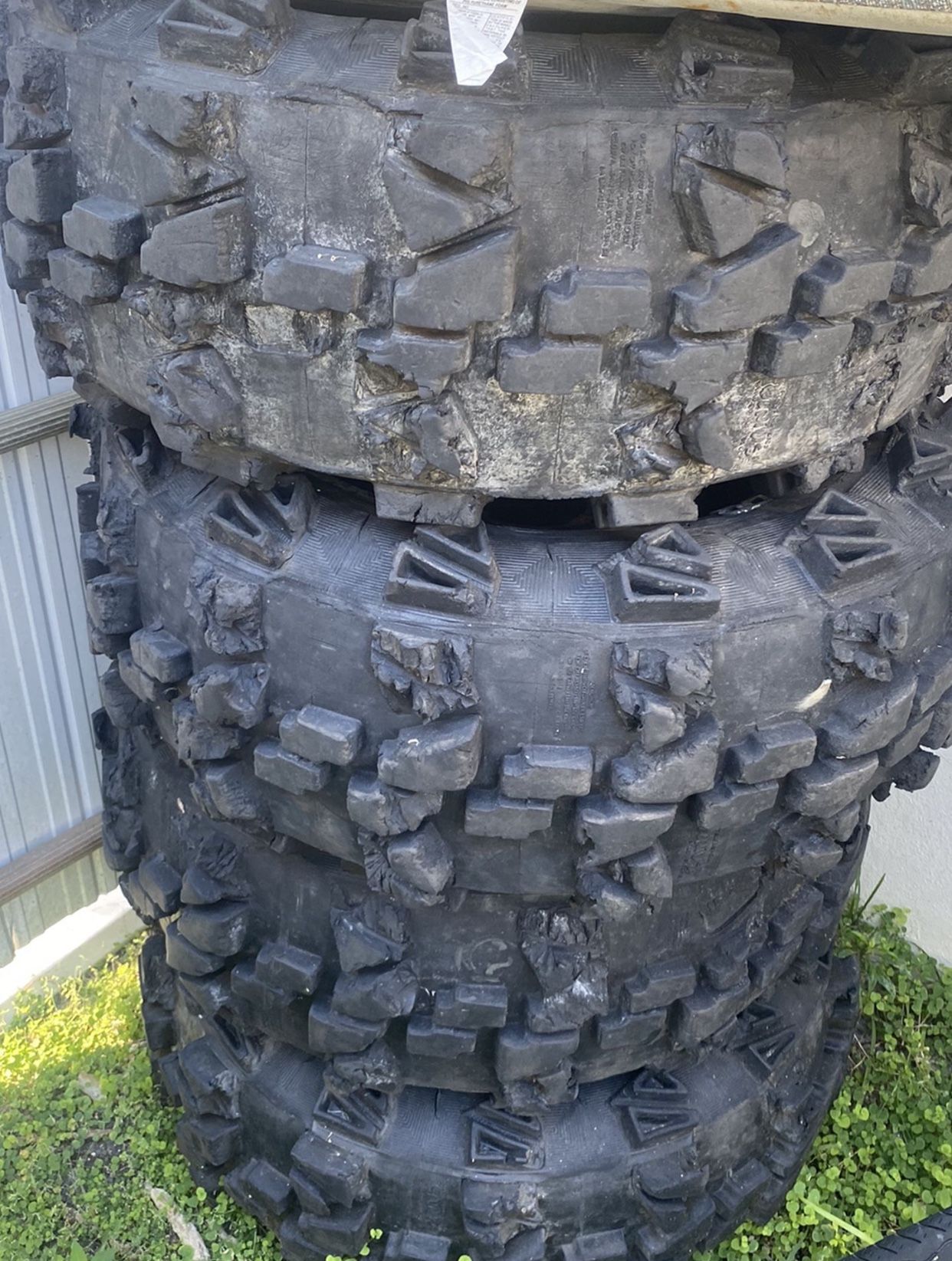 4 Genius Tires 37 12.50 R 17 600$