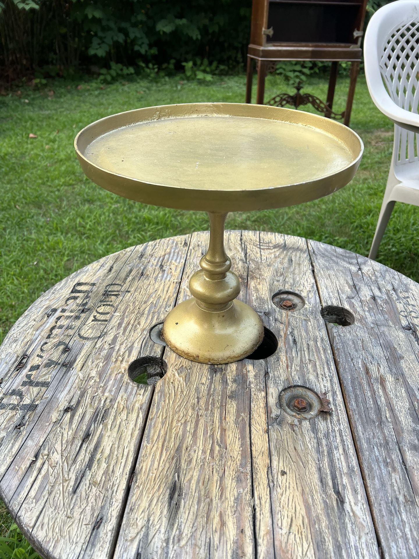 gold-colored cake stand