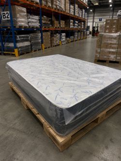 Full regular mattress and box spring new