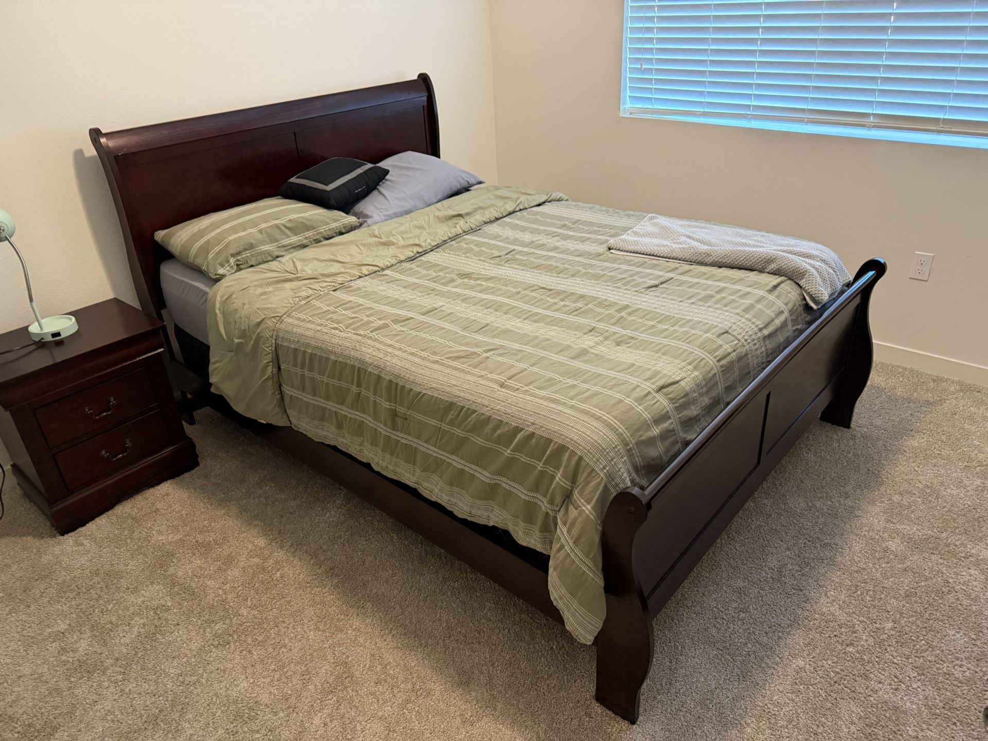 Full Set Queen Bed+ Dresser+ Mirror