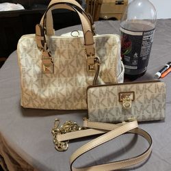 Authentic Michael Kors Tote Bag YKK Zippers with Matching Wallet (Matching Set) (Not Sold Separately) White and Gold/Tan/Light Brown Handle and Chain