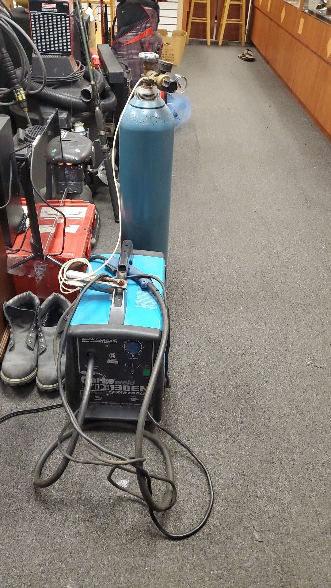 Clarke weld mig 130en welder w/argon tank for Sale in Delray Beach, FL