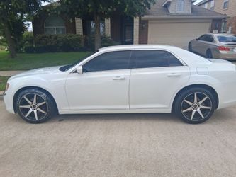2014 Chrysler 300....Runs and Drives Great... Ice-Cold A/C....Clean.....20" Wheels