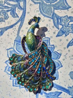 Peacock decorative pin