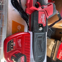 Milwaukee Hatchet Chainsaw 12vlts Comes With Battery And Charger 12vlts 2.0 