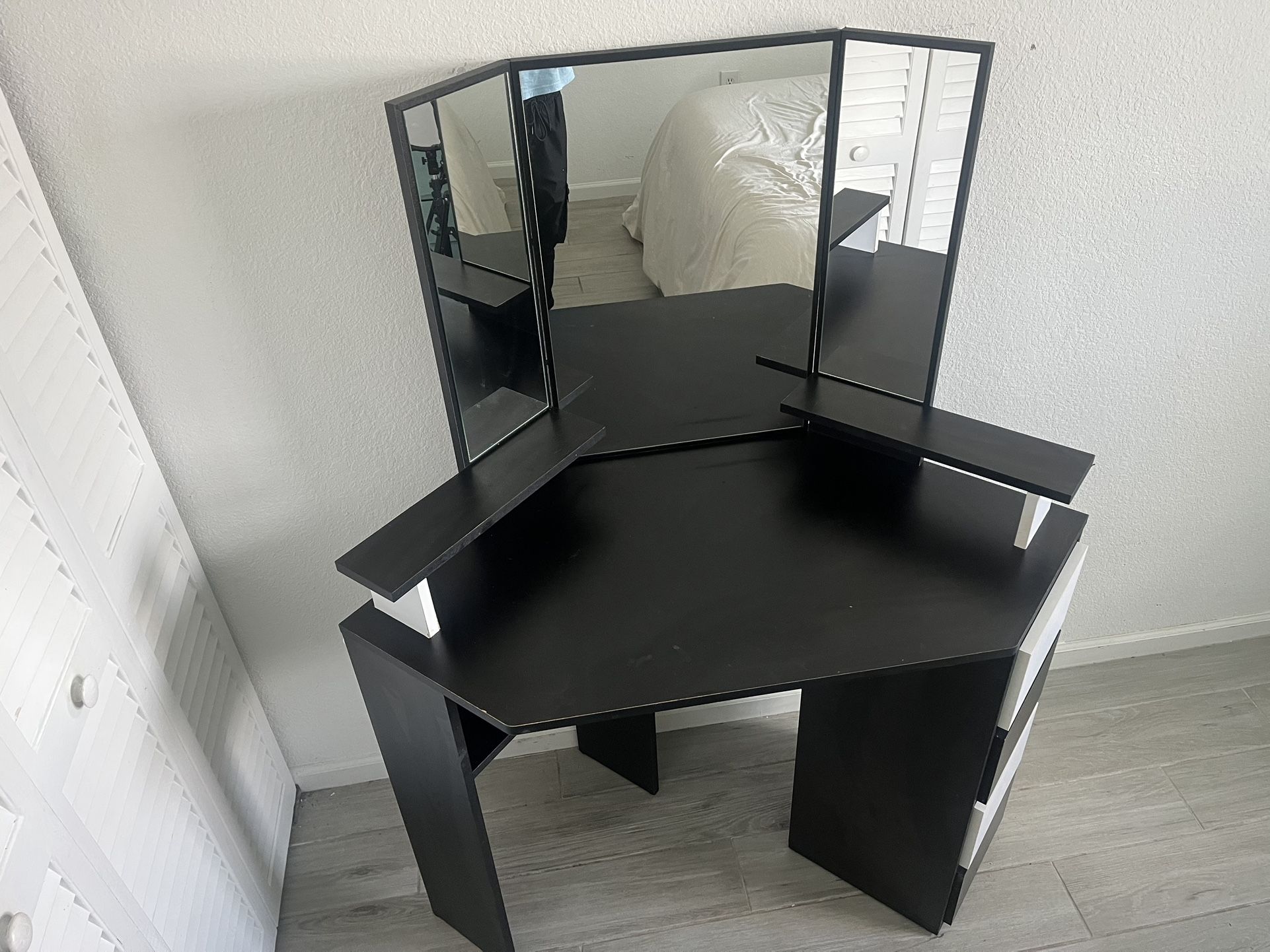 Chic Wood Vanity