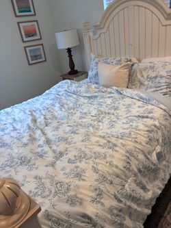 Queen comforter and two matching pillow cases