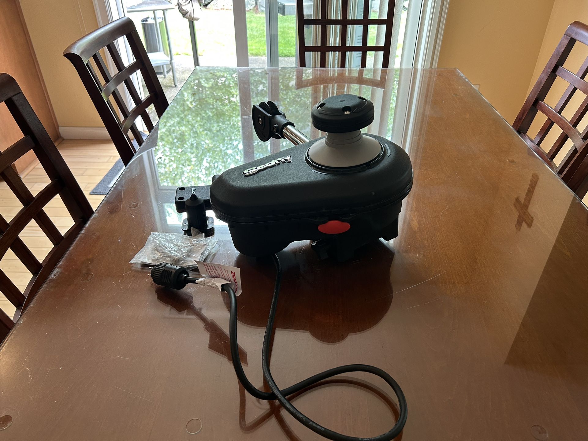 Only used three times. Scotty 2500 Electric Line Trap and Pot Puller