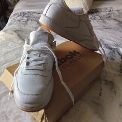 TENIS  PARA  MUJER  Size  7,5--8.   Reebok 