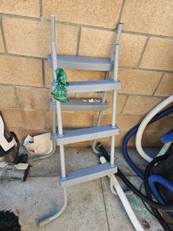 Pool ladder